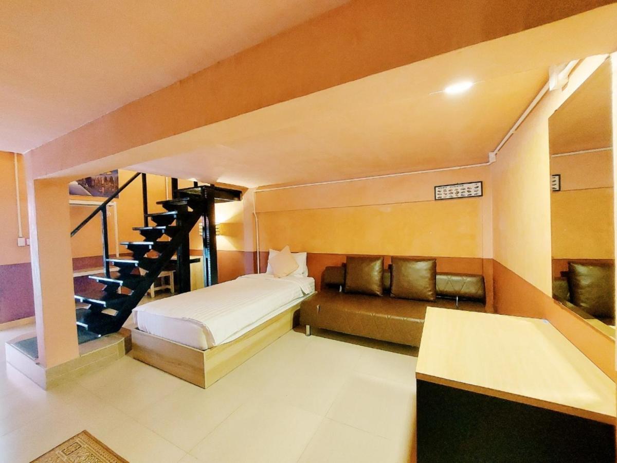 Retro Box Hotel Чумпхон Экстерьер фото